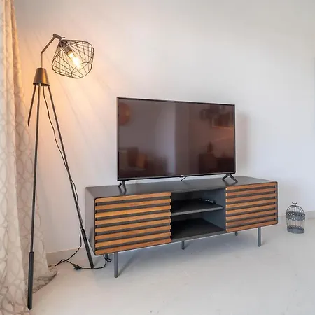 Appartamento Amazing In With 2 Bedrooms, Wifi And Outdoor Swimming Pool *