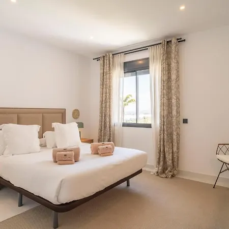 Amazing In With 2 Bedrooms, Wifi And Outdoor Swimming Pool *