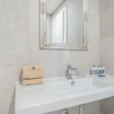 Apartman Amazing In With 2 Bedrooms, Wifi And Outdoor Swimming Pool *
